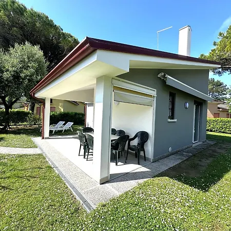 Villa With Garden And Pool Access In *