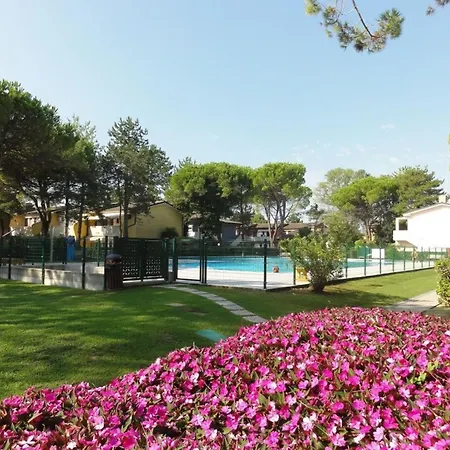 With Garden And Pool Access In Vila Bibione