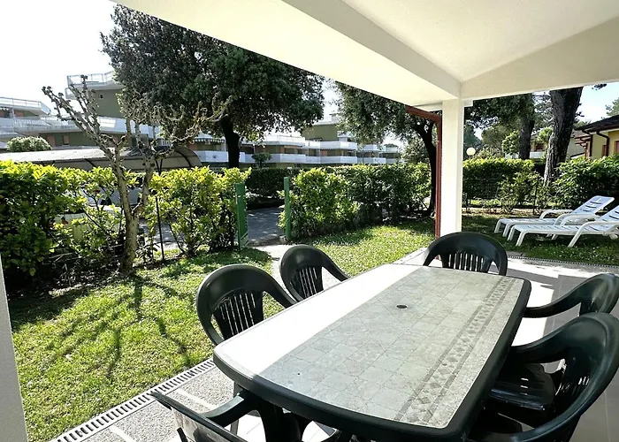 Villa With Garden And Pool Access In