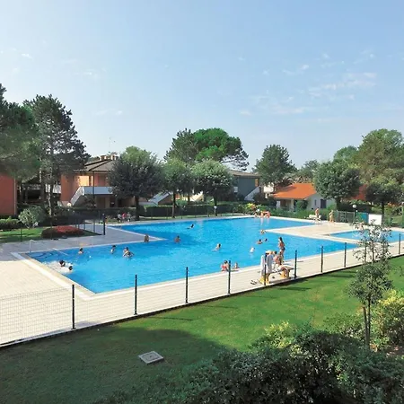 With Garden And Pool Access In Villa Bibione