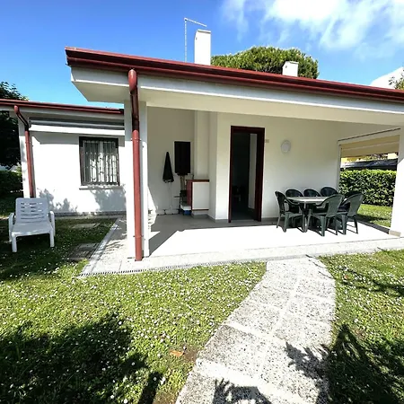 With Garden And Pool Access In 比比翁