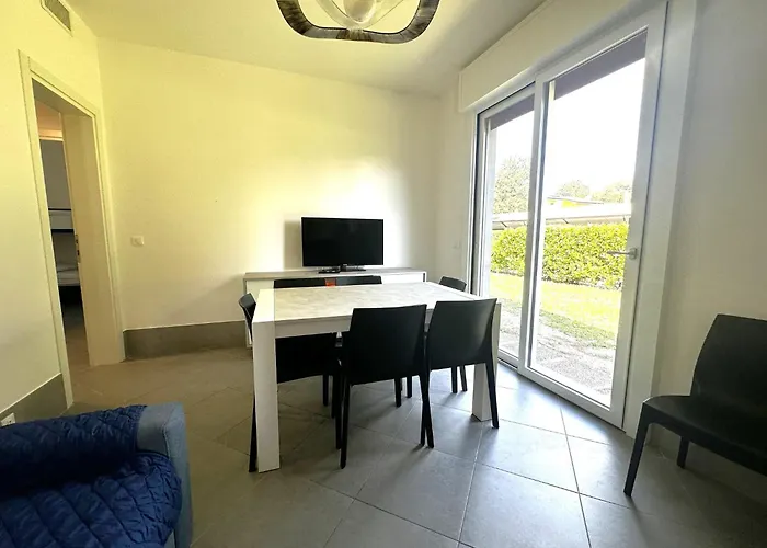 With Garden And Pool Access In Βίλα