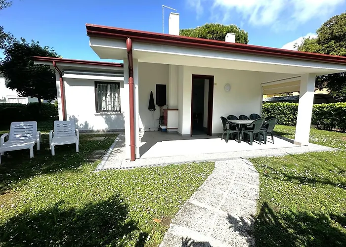 With Garden And Pool Access In 比比翁