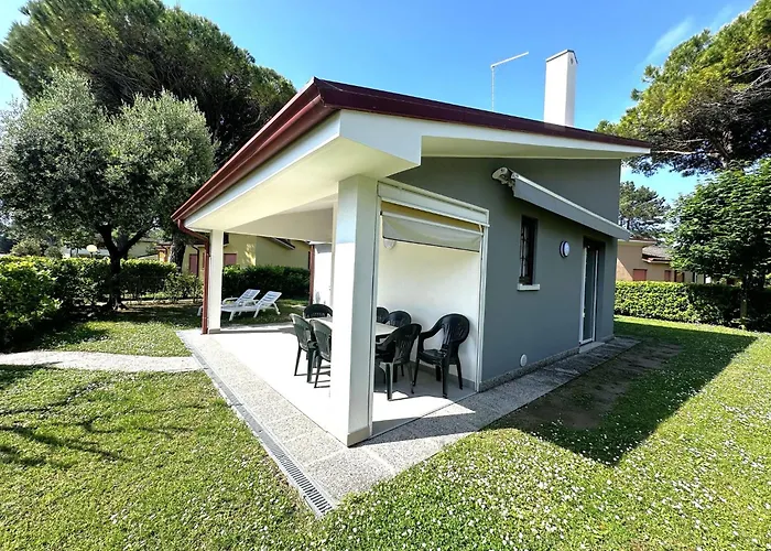 Βίλα With Garden And Pool Access In *