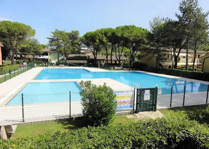 Βίλα With Garden And Pool Access In